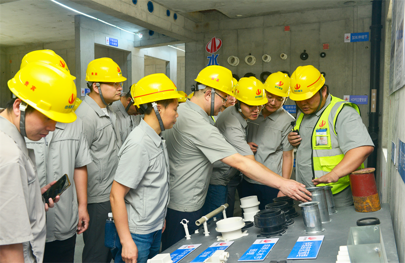 为进一步推进优质客户高效履约，提升交付品质、达成客户满意，2025年6月25日，巅峰国际建设集团在上海组织召开2025年越秀地产、华润置业客户履约推进会。