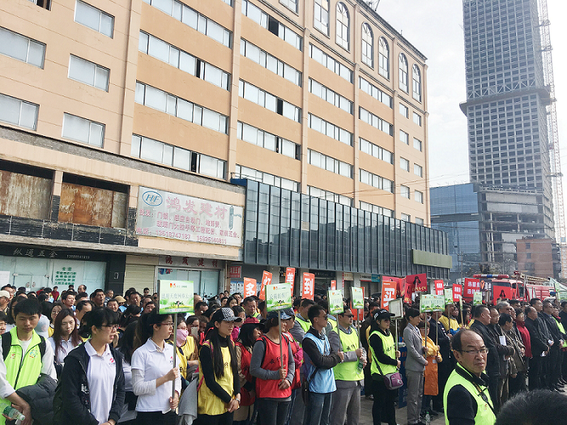 2017年3月5日，是我国第54个学雷锋纪念日。3月份的春天万物复苏，百花齐放。阳光透过淡薄的云层照耀着大地，它的万道金光愉快地普照着万物。春风拂面,是那么清柔,那么亲切,就像是雷锋的精神一直温暖着、鼓舞着我们!