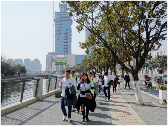 一路上，志愿者把“学雷锋践行动 树新风做好事 做志愿者”的精神传扬到大街小巷，把雷锋为人民服务的志愿精神带到城市的每个角落。